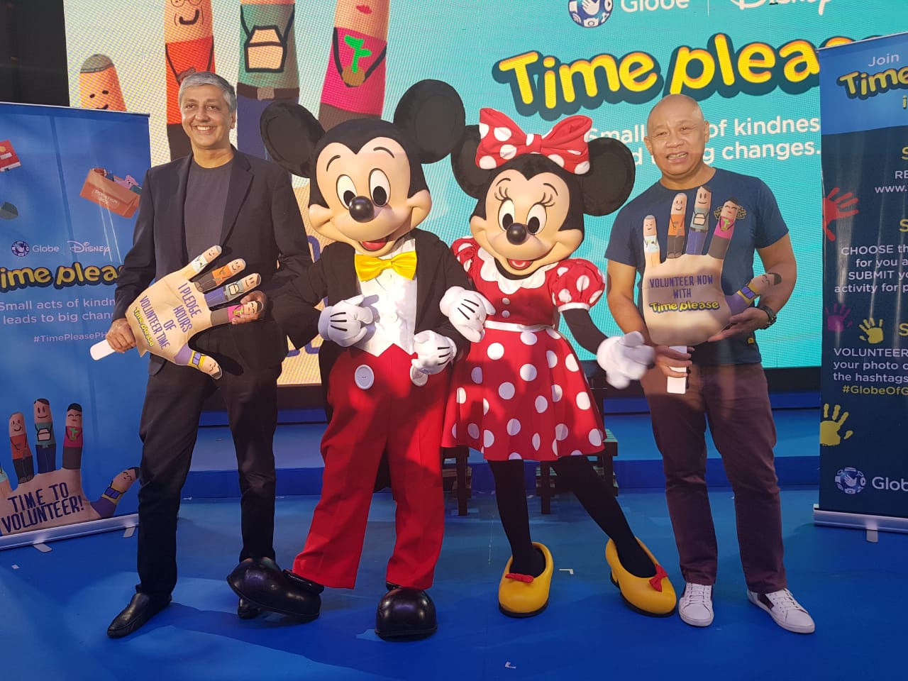 Mahesh Samat, EVP & Managing Director The Walt Disney Company South Asia and Ernest Cu, Globe President and CEO together with Micky and Minnie Mouse Globe, Disney spearhead “Time Please” nationwide volunteering program