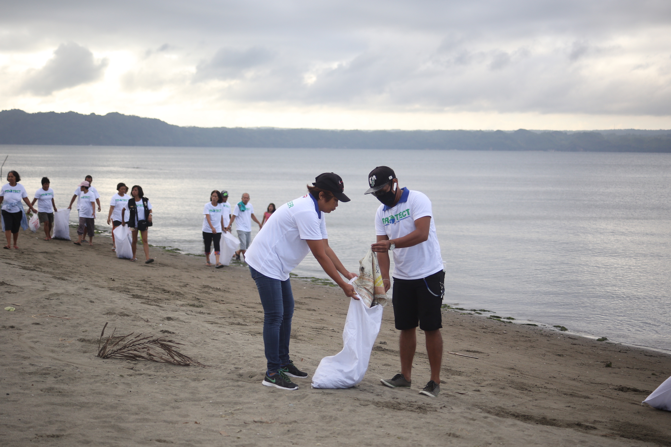 Photo 3 Pioneer hosts beach clean-up event in Iloilo City