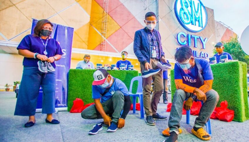 SM KICKS OFF CHRISTMAS SEASON WITH SHOE GIFT GIVING