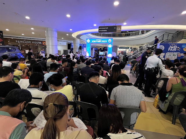 6.20The20Overseas20Mega20Job20Fair20in20SM20City20Valenzuela20pulled20in20thick20and20big20crowd20of20jobseekers20including20fresh20graduates