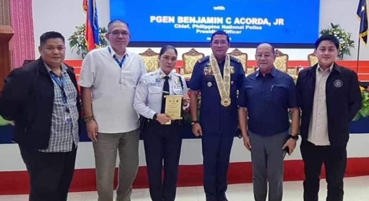 SM Supermalls Lady Security Guard Gilren Bajado Honored for Exemplary Act