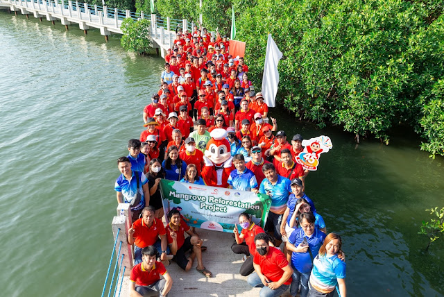 Jollibee20Foods20Corporation20Mounts20Employee led20Mangrove20Reforestation20Project201