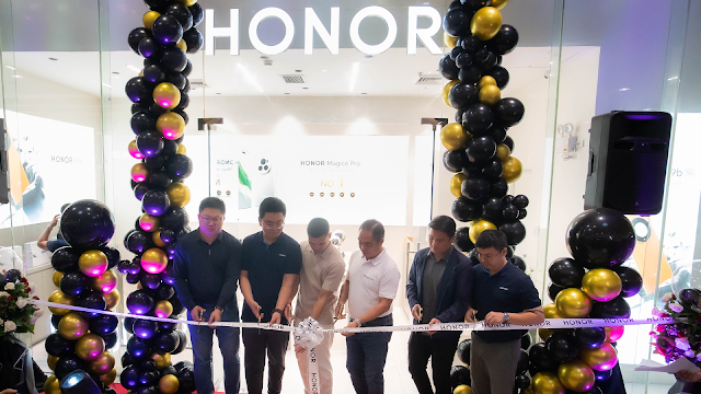 Main20KV20 20HONOR20Philippines20PR20Manager20Pao20Oga20GTM20Director20Steven20Yan20Regional20Sales20Director20Johnny20Quiao20Galleon20Owners20Reynaldo20and20Gio20Eusebio20SM20City20Bacolod20Assistant20Mall20Manager20Lorenzo20Benedicto
